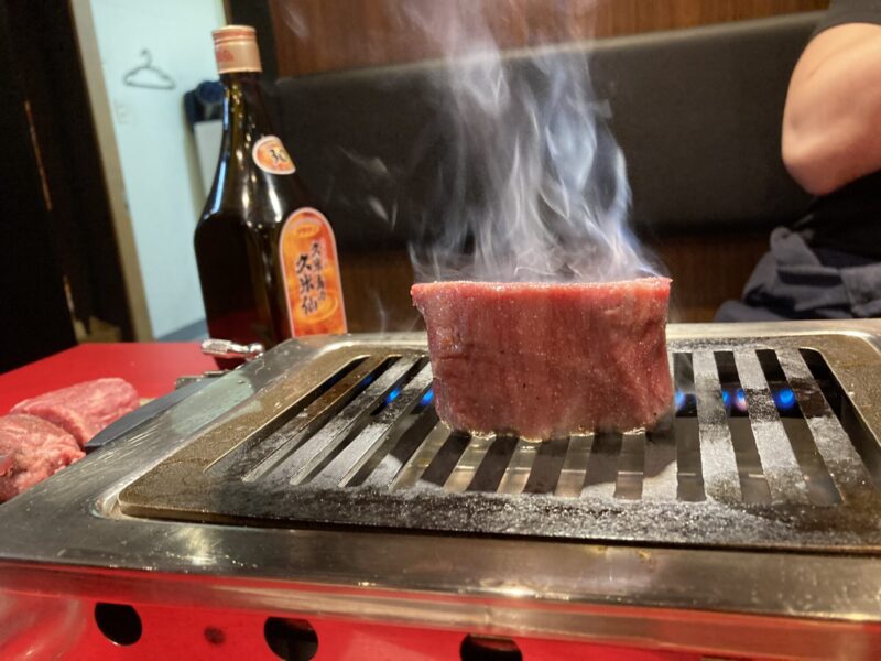 伝説盛りのお肉は分厚いまま焼いていく。