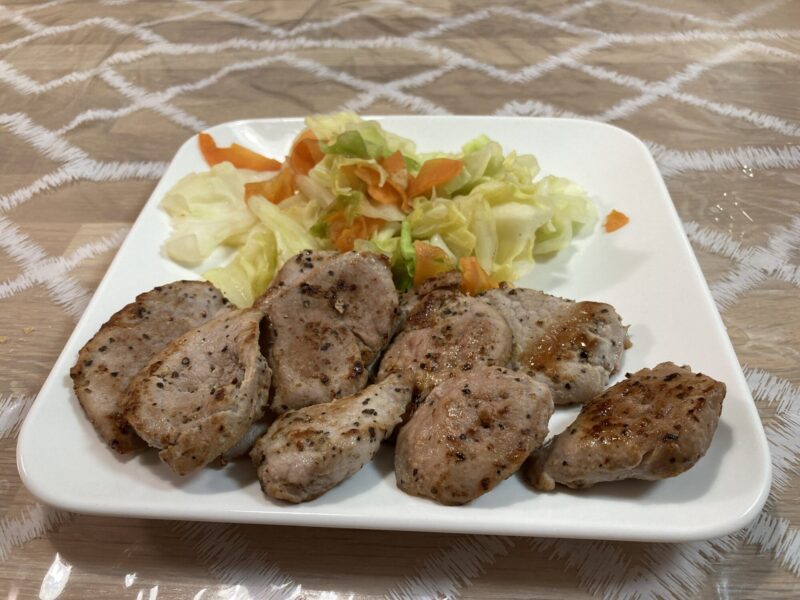 豚ヒレ肉のペッパーステーキ、野菜も添えられてある。