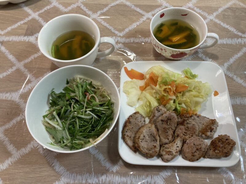 完成品の写真
豚ヒレ肉のペッパーステーキ・水菜のシャキシャキあえ・かぼちゃのスープ